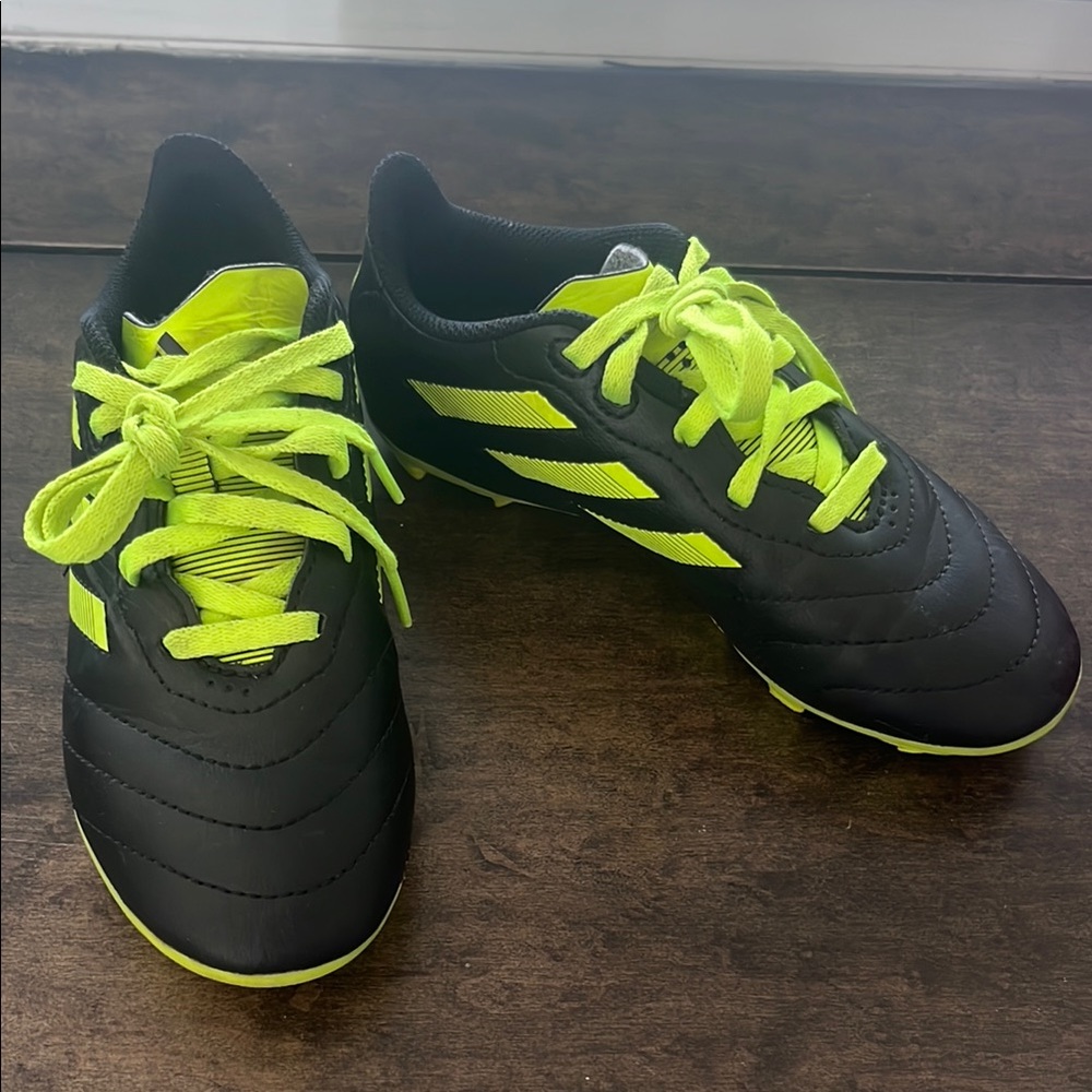 Adidas Kids Black and Neon Green Soccer Shoes ⚽️⚽️